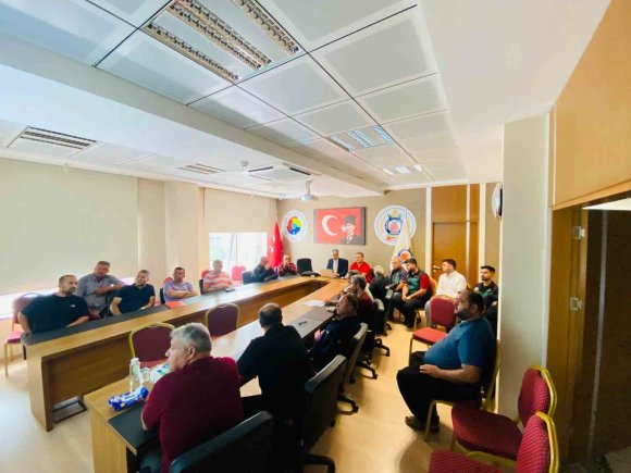 KOZAN’DA ÇİFTÇİLERE VERİMLİ SULAMA EĞİTİMİ VERİLDİ