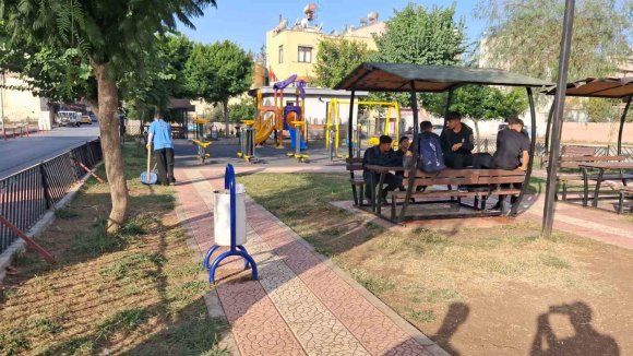 AKDENİZ’DE PARK VE YEŞİL ALANLAR YENİLENİYOR