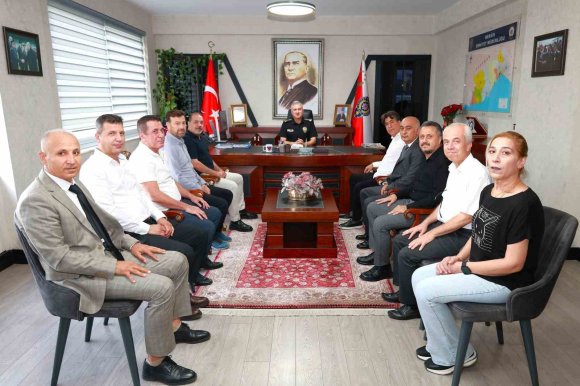 MERSİN’DE GÖREVİNİ TAMAMLAYAN POLİSLER EMEKLİLİĞE UĞURLANDI