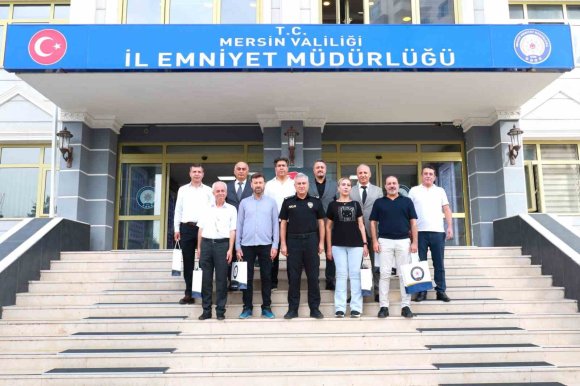 MERSİN’DE GÖREVİNİ TAMAMLAYAN POLİSLER EMEKLİLİĞE UĞURLANDI
