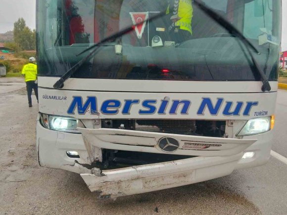 BURDUR’DA OTOBÜS İLE OTOMOBİL ÇARPIŞTI: 2 YARALI