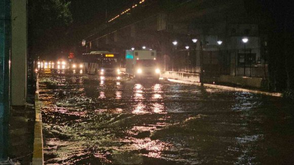 ADANA’DA 45 DAKİKALIK SAĞANAK YOLLARI SU ALTINDA BIRAKTI
