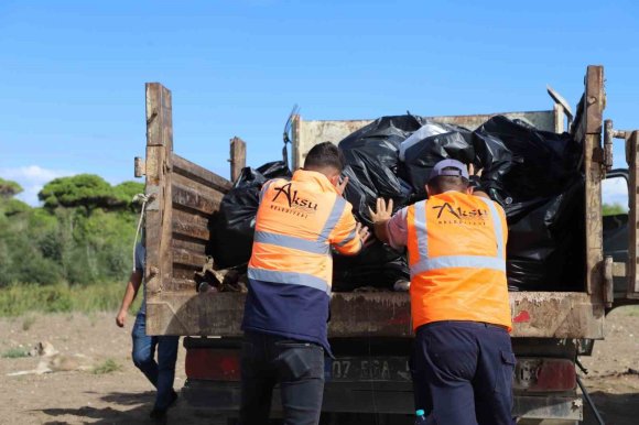 AKSU BELEDİYESİ’NDEN KUMKÖY SAHİLİ’NDE TEMİZLİK ÇALIŞMASI