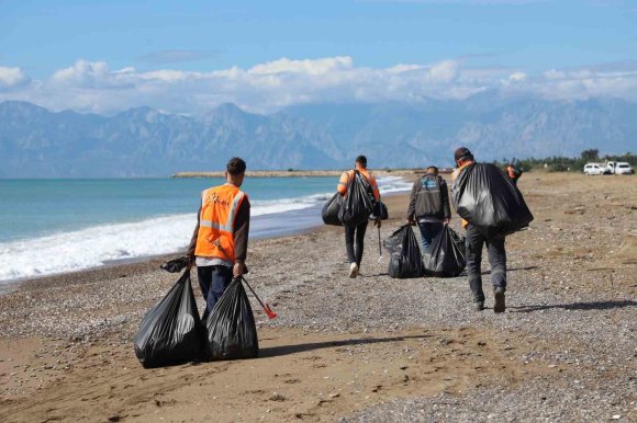 AKSU BELEDİYESİ’NDEN KUMKÖY SAHİLİ’NDE TEMİZLİK ÇALIŞMASI