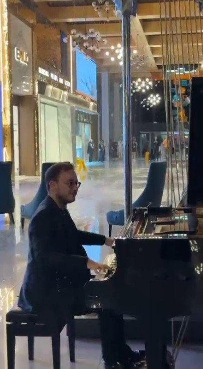TİTANİC FİLMİ ANTALYA’DA GERÇEK OLDU: OTELİ SU BASTI, O PİYANO ÇALMAYA DEVAM ETTİ