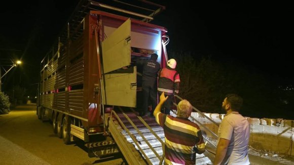 TIRIN DORSESİNDE SIKIŞAN 40 KEÇİ KURTARILDI