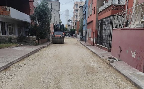 AKDENİZ’DE SOKAKLAR SICAK ASFALTLA YENİLENİYOR