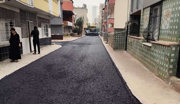AKDENİZ’DE SOKAKLAR SICAK ASFALTLA YENİLENİYOR
