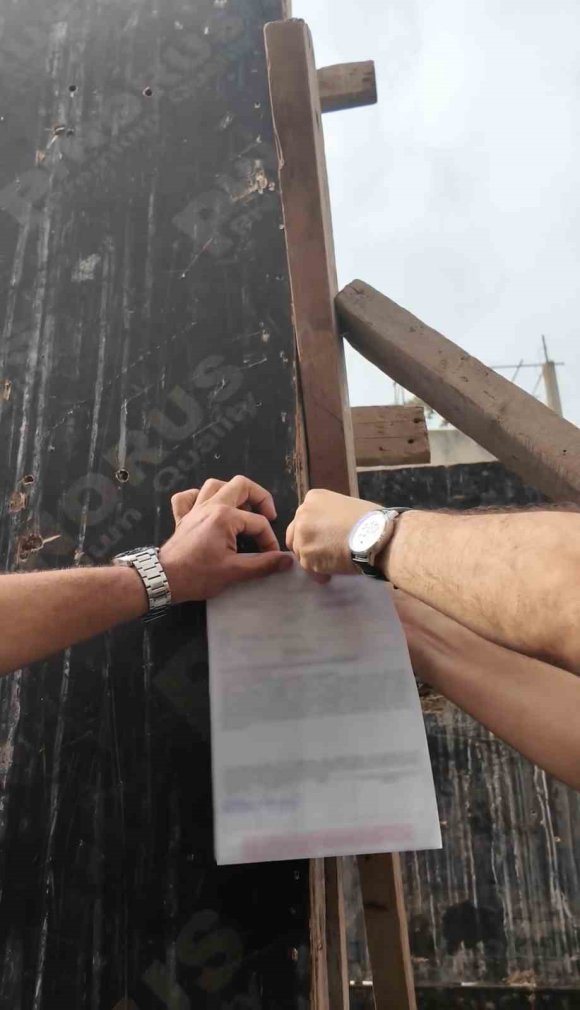 İSKENDERUN’DA GÜVENLİK ÖNLEMİ ALMAYAN İNŞAATLAR MÜHÜRLENDİ