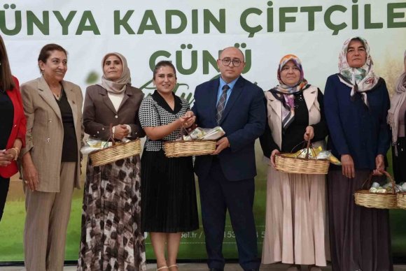 ERDEMLİ ‘DE ÖZEL PROGRAMLA KADIN ÇİFTÇİLER MİSAFİR EDİLDİ