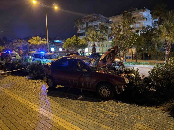ALANYA’DA OTOMOBİL TAKLA ATTI: 2 YARALI