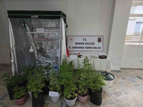 EVDE ÖZEL BÖLME ÇIKTI: UYUŞTURUCU ÜRETEN ŞÜPHELİLER YAKALANDI