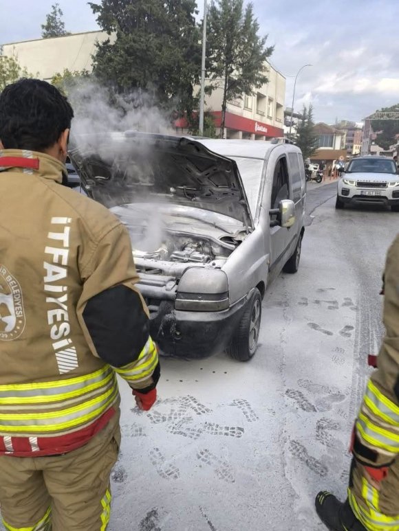 YAYLADAĞI’NDA HAFİF TİCARİ ARAÇTA YANGIN ÇIKTI