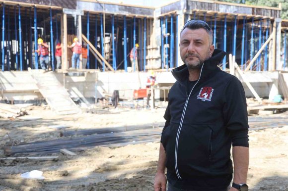 DEPREMDE 2 EVLADINI VE EŞİNİ KAYBEDEN BABA, ’YETER Kİ ÇOCUKLAR YAŞASIN’ SLOGANIYLA ÇIKTIĞI YOLDA 5 EĞİTİM YUVASININ İNŞASINI SÜRDÜRÜYOR