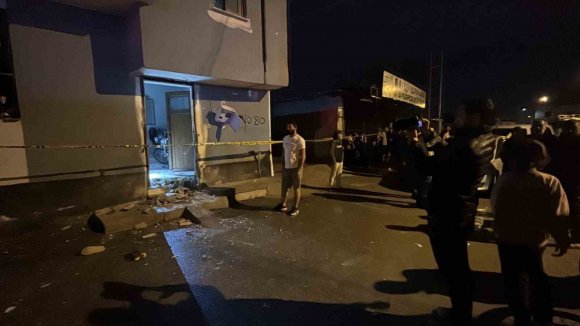 ADANA’DA 2’Sİ ÇOCUK 5 KİŞİNİN BULUNDUĞU EVE EL YAPIMI PATLAYICI ATTILAR
