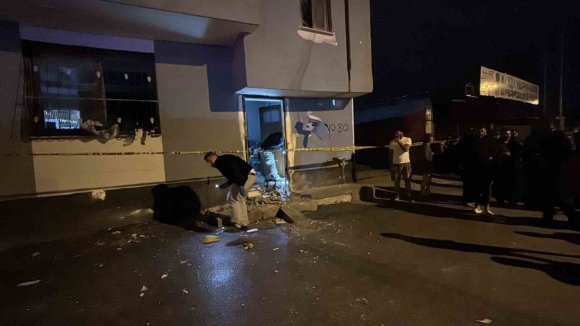 ADANA’DA 2’Sİ ÇOCUK 5 KİŞİNİN BULUNDUĞU EVE EL YAPIMI PATLAYICI ATTILAR