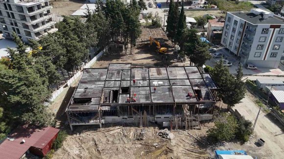 DEPREMDE 2 EVLADINI VE EŞİNİ KAYBEDEN BABA, ’YETER Kİ ÇOCUKLAR YAŞASIN’ SLOGANIYLA ÇIKTIĞI YOLDA 5 EĞİTİM YUVASININ İNŞASINI SÜRDÜRÜYOR