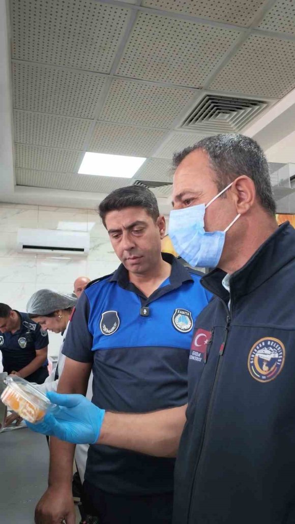 ÖĞRENCİLERE TAVUK NUGGET VE GAZLI İÇECEK SATIŞI YAPAN KANTİNLER UYARILDI