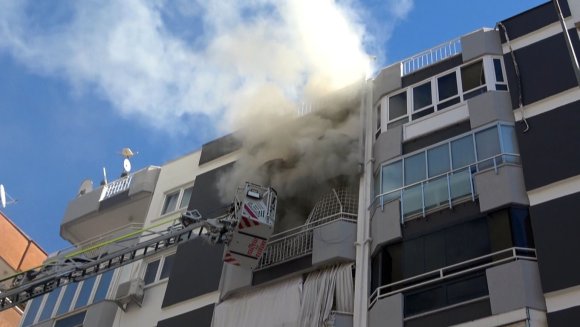 ANTALYA’DA 6 KATLI BİNANIN 5’İNCİ KATINDA YANGIN