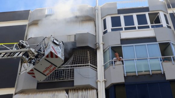 ANTALYA’DA 6 KATLI BİNANIN 5’İNCİ KATINDA YANGIN