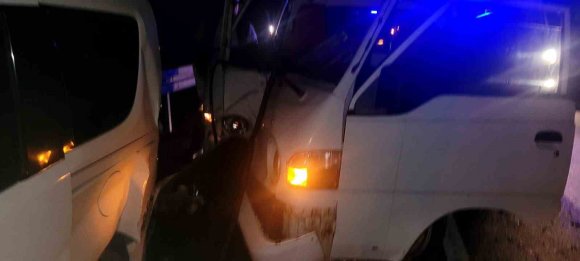 ALANYA’DA KAMYONET PARK HALİNDEKİ OTOMOBİLE ÇARPTI: 1 YARALI
