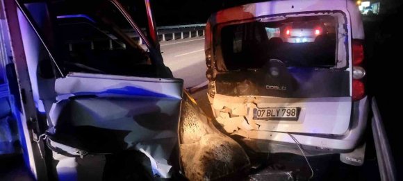 ALANYA’DA KAMYONET PARK HALİNDEKİ OTOMOBİLE ÇARPTI: 1 YARALI