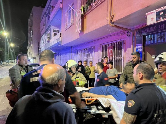 DUMANLARIN SARDIĞI EVDEN YATALAK HASTAYI İTFAİYE KURTARDI