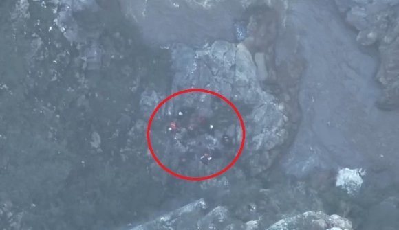YAZILI KANYON’DA MAHSUR KALIP KURTARILAN 3 GÖNÜLLÜNÜN TESPİT EDİLME ANI DRON KAMERASINA YANSIDI