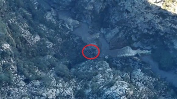 YAZILI KANYON’DA MAHSUR KALIP KURTARILAN 3 GÖNÜLLÜNÜN TESPİT EDİLME ANI DRON KAMERASINA YANSIDI