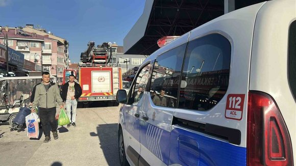 BALIKÇININ BACASINDA YANGIN ÇIKTI, TEZGAHTA SATIŞLAR DURMADI