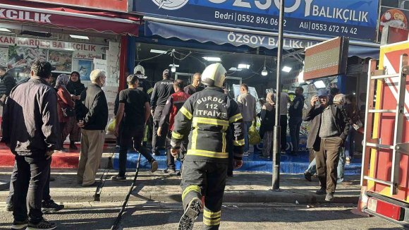BALIKÇININ BACASINDA YANGIN ÇIKTI, TEZGAHTA SATIŞLAR DURMADI