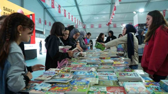 KAHRAMANMARAŞ KİTAP FUARI ÖĞRENCİLERLE RENKLENİYOR