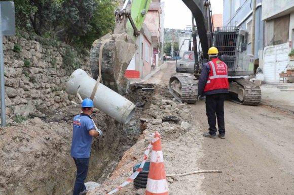 YAYLADAĞI’NDA 30 YILLIK KANALİZASYON HATTI YENİLENİYOR