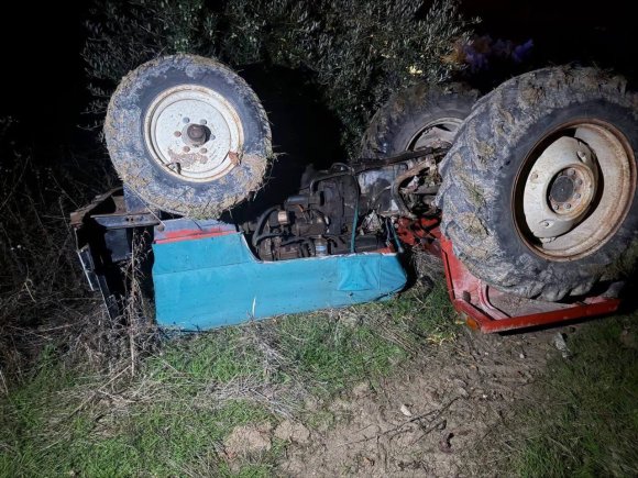 ALTINÖZÜ’NDE TERS DÖNEN TRAKTÖRÜN ALTINDA KALAN SÜRÜCÜ YARALANDI