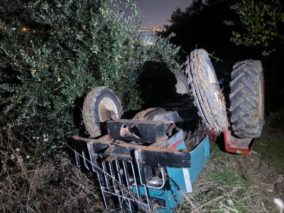 ALTINÖZÜ’NDE TERS DÖNEN TRAKTÖRÜN ALTINDA KALAN SÜRÜCÜ YARALANDI