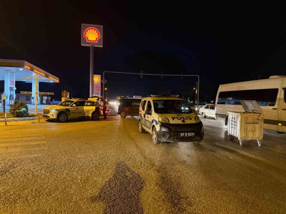 SERİK’TE OTOMOBİL İLE KAMYON ÇARPIŞTI: 3 YARALI