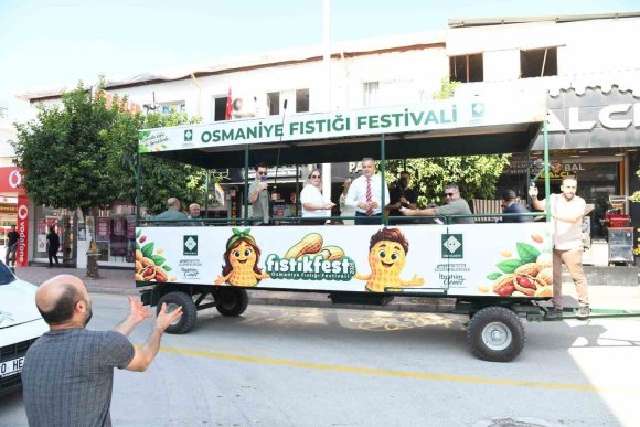 OSMANİYE’DE FESTİVAL ÖNCESİ BAŞKAN ÇENET ÇİFTÇİLERLE FISTIK HASADI YAPTI