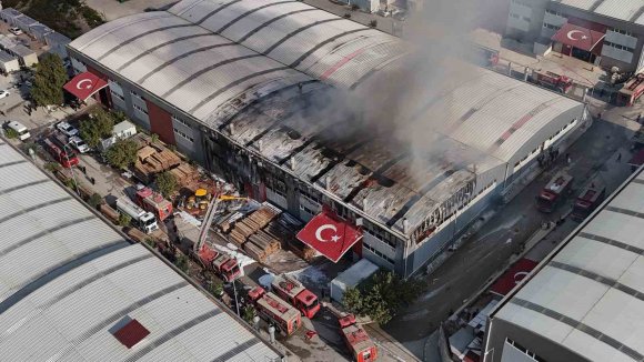 ALEVLERE TESLİM OLAN FABRİKA YANGINI HAVADAN GÖRÜNTÜLENDİ