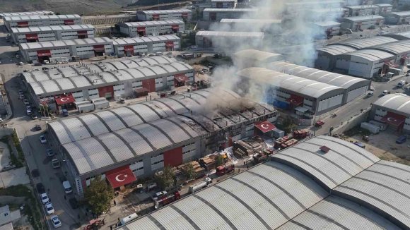 ALEVLERE TESLİM OLAN FABRİKA YANGINI HAVADAN GÖRÜNTÜLENDİ