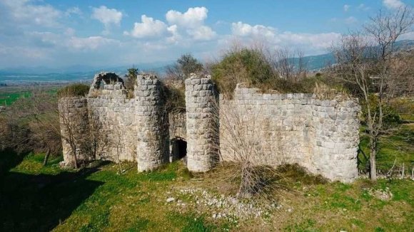 TARİHİ ANACIK KALESİ ZAMANA DİRENİYOR