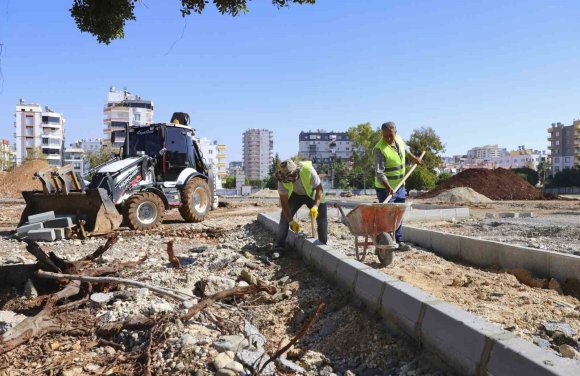 MEZİTLİ KENT MEYDANI PROJESİNDE ÇALIŞMALAR SÜRÜYOR