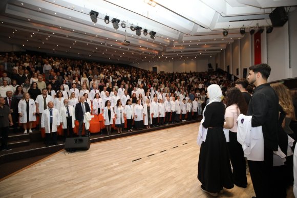 AÜ’DE 330 HEKİM ADAYI BEYAZ ÖNLÜKLERİNİ TÖRENLE GİYDİ