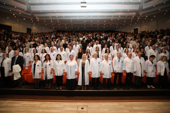 AÜ’DE 330 HEKİM ADAYI BEYAZ ÖNLÜKLERİNİ TÖRENLE GİYDİ