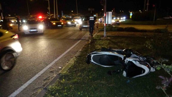MANAVGAT’TA OTOMOBİL İLE MOTOSİKLET ÇARPIŞTI: 2 YARALI