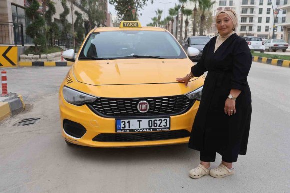AĞABEYİNİN EMANETİNE SAHİP ÇIKARAK TAKSİCİLİK YAPAN KADIN, PES ETMEYEREK KENTTİN YOLLARINDA DİREKSİYON SALLIYOR