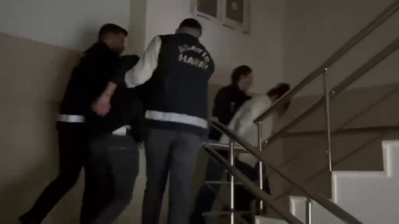 "2 MİLYON TL BORCUN VAR" DEYİP İŞ ADAMINI ÖLÜMLE TEHDİT EDEN KADIN VE ERKEK ŞÜPHELİ POLİSTEN KAÇAMADI