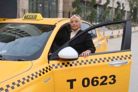 AĞABEYİNİN EMANETİNE SAHİP ÇIKARAK TAKSİCİLİK YAPAN KADIN, PES ETMEYEREK KENTTİN YOLLARINDA DİREKSİYON SALLIYOR