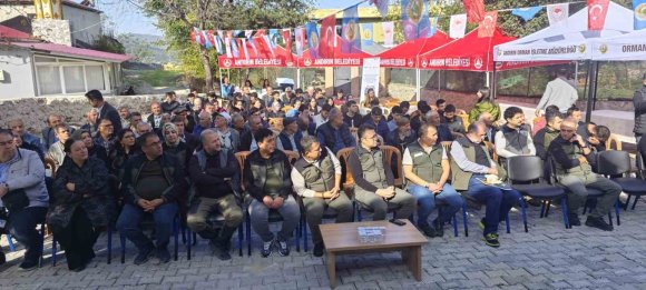 KİLOSU 3 LİRADAN TOPLANIYOR, İŞLENİNCE 10 BİN LİRA OLUYOR: ANDIRIN’DA ’YEŞİL ALTIN’ DEFNE HAMLESİ