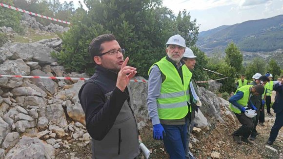 KİLOSU 3 LİRADAN TOPLANIYOR, İŞLENİNCE 10 BİN LİRA OLUYOR: ANDIRIN’DA ’YEŞİL ALTIN’ DEFNE HAMLESİ