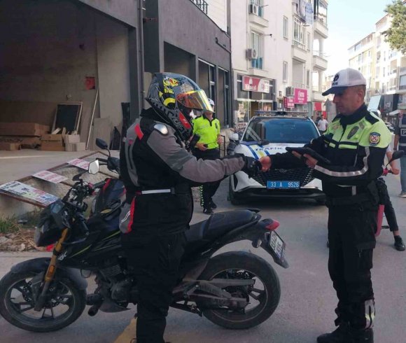 MUT’TA POLİS EKİPLERİ KURAL TANIMAYAN SÜRÜCÜLERE GÖZ AÇTIRMIYOR